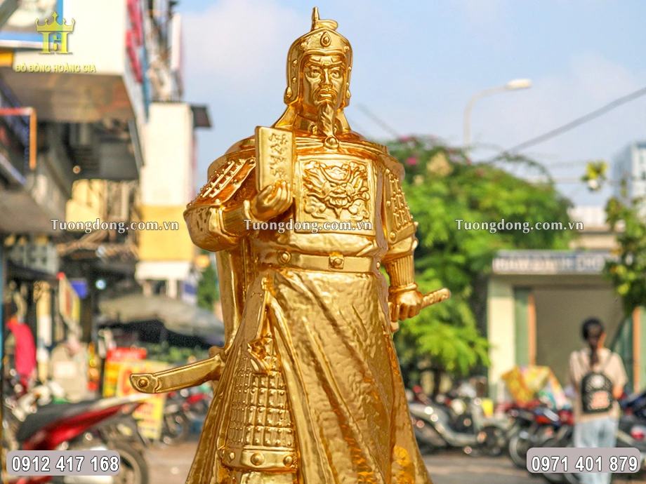 Từng họa tiết hoa văn trên vật phẩm được chạm khắc sắc nét